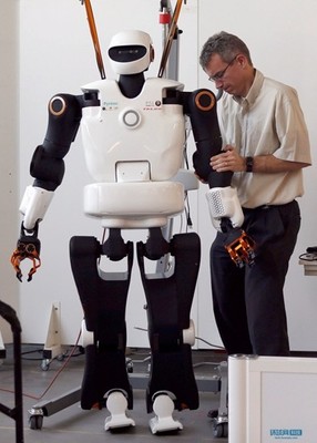法国研发智能机器人勤杂工 可帮做家务