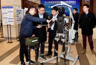 文汇报:巡检、迎宾、陪护…新型双足机器人“小贝”来啦!上海理工瞄准“高端装备+人工智能”开启跨学科布局